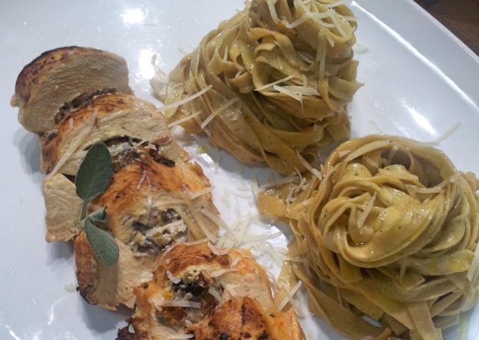 peito-de-frango-recheado-com-tagliatelle-de-salva
