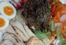 Salada de Frango Grelhado com Molho de Pimentos Assados