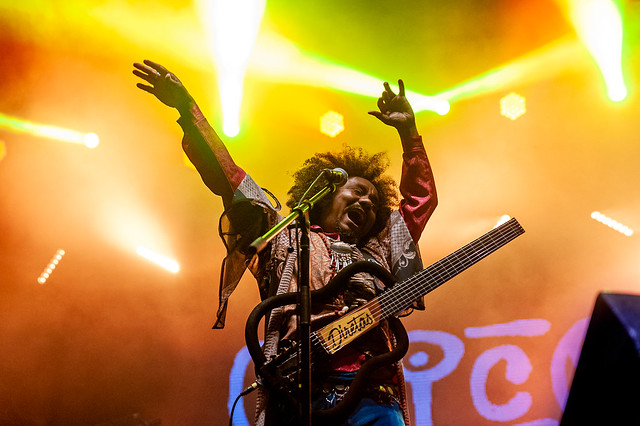 O som kitsch de Omar pode ser um vício, tal como falar por cima das músicas | Global News Portugal