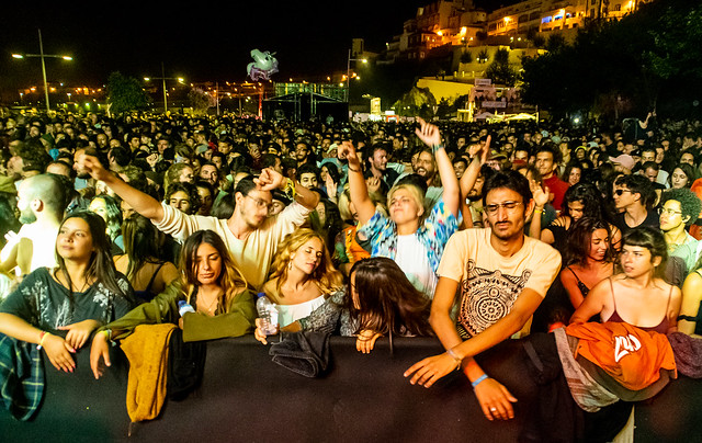 O som kitsch de Omar pode ser um vício, tal como falar por cima das músicas | Global News Portugal