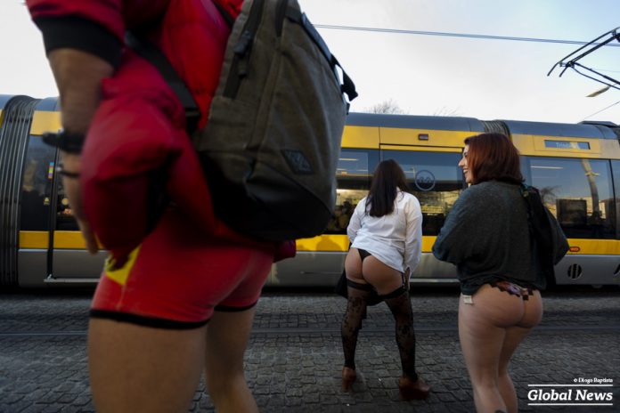 Viagem de Metro Sem Calças | Porto 2020No Pants On Subway - Porto 2020