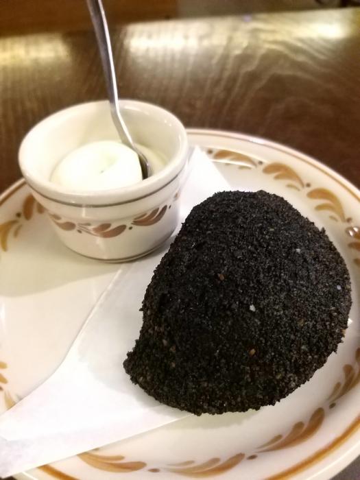 Passeios Gourmet: Os rissóis que comemos hoje são verdadeiras iguarias gastronómicas | Global News Portugal O rissol do Vila Foz, acompanha com maionese de rábano