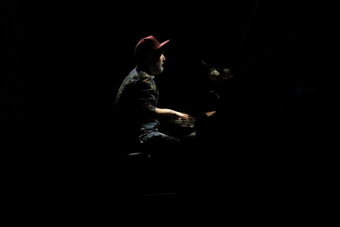 Poesia em forma de música, dita pelo piano, por (um) Homem em Catarse | Global News Portugal