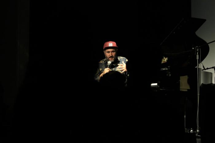 Poesia em forma de música, dita pelo piano, por (um) Homem em Catarse | Global News Portugal