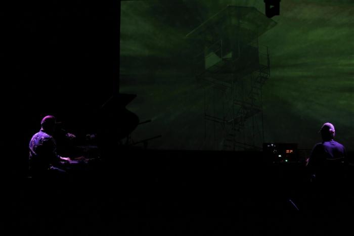 Poesia em forma de música, dita pelo piano, por (um) Homem em Catarse | Global News Portugal