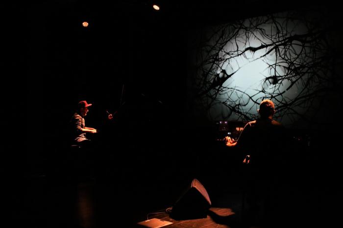 Poesia em forma de música, dita pelo piano, por (um) Homem em Catarse | Global News Portugal