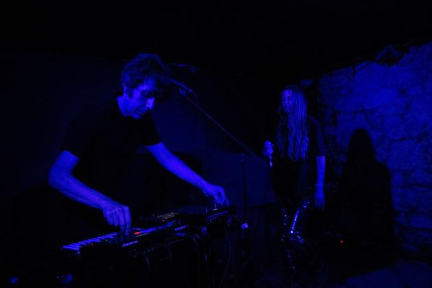 As imagens dos Mirror People no Ferro Bar | Global News Portugal