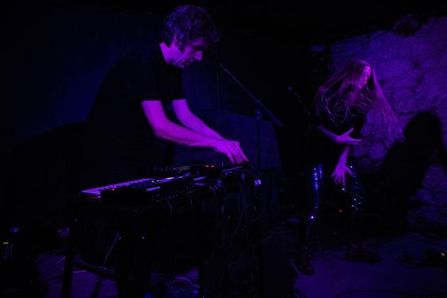 As imagens dos Mirror People no Ferro Bar | Global News Portugal