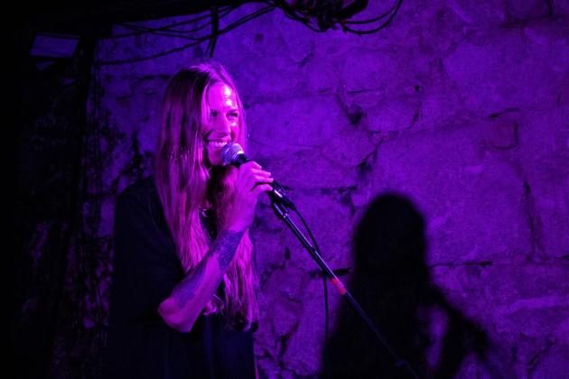 As imagens dos Mirror People no Ferro Bar | Global News Portugal