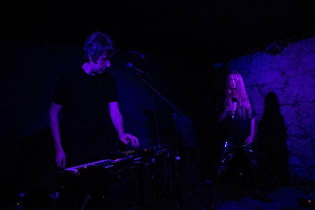 As imagens dos Mirror People no Ferro Bar | Global News Portugal