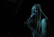 A performance-manif de Puta da Silva no Maus Hábitos