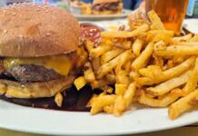 No Holy os hambúrgueres ainda são sagrados