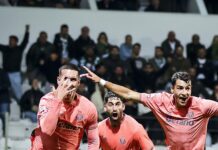 Deniz Gul cabeceia para a reviravolta do FC Porto em Moreira de Cónegos