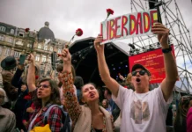 25 de abril comemorado com momentos musicais na Avenida dos Aliados