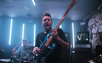 KARKARA NO FERRO: DESVARIO ELECTRIZANTE, HIPNÓTICO E INEBRIANTE