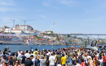 Milhares receberam o regresso dos aviões nas margens do Rio Douro